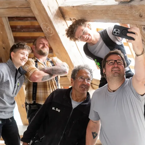 Team im Dachstuhl