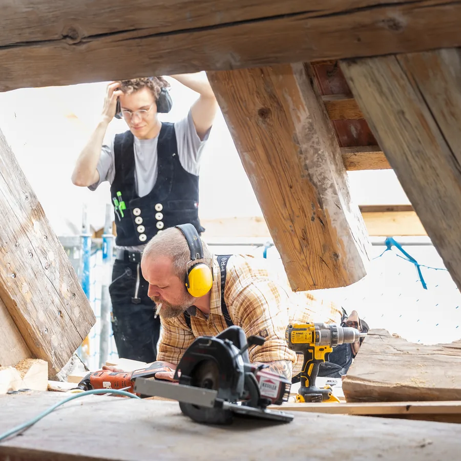 Zimmerer bei der Arbeit