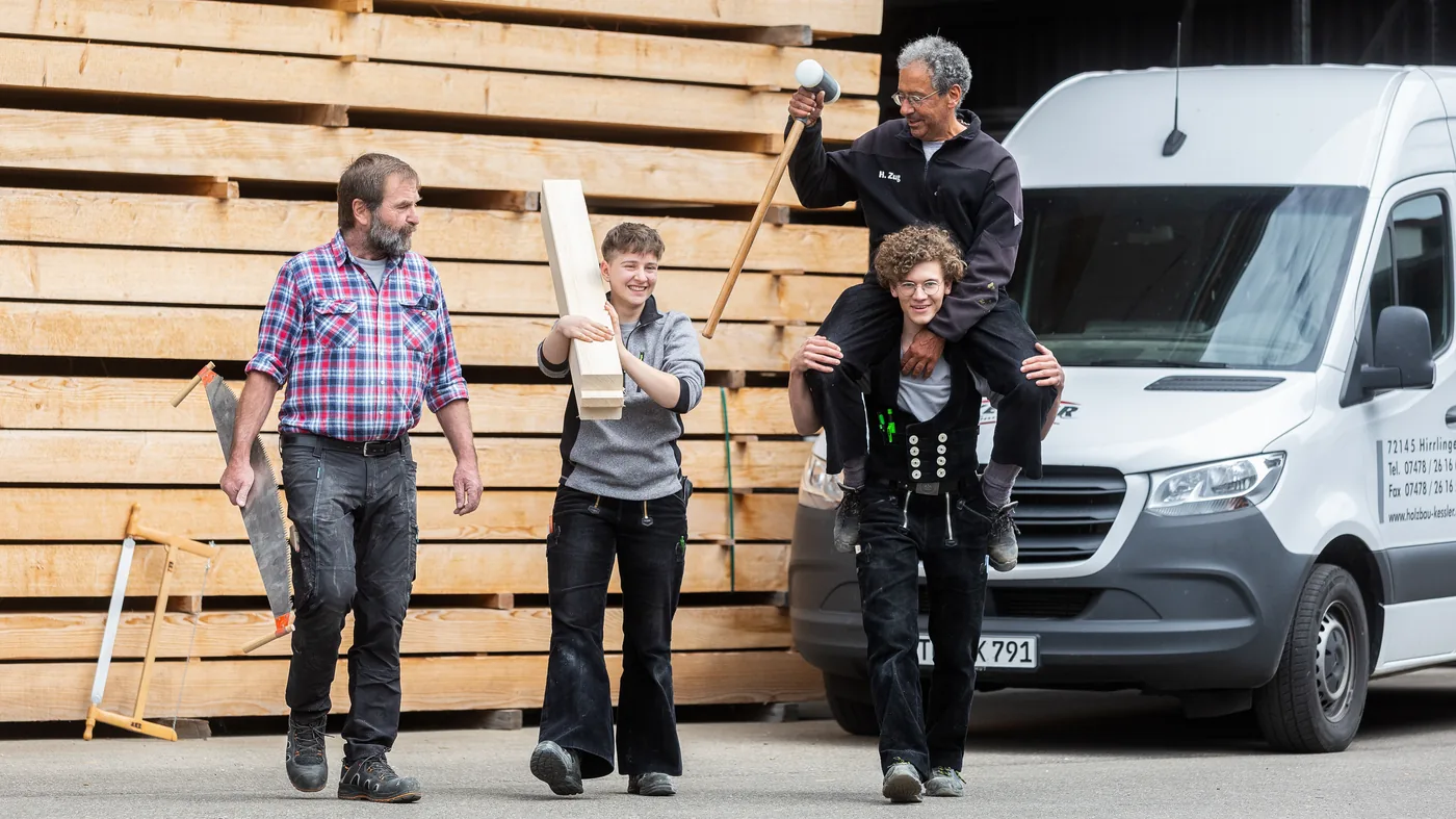 Team vor dem Holzlager der Zimmerei Kessler